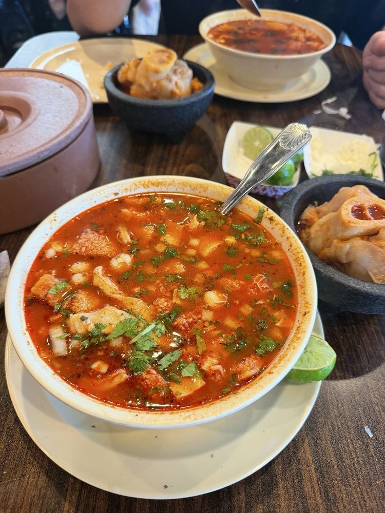 Mesa servida con pozole y menudo — Don Vicente